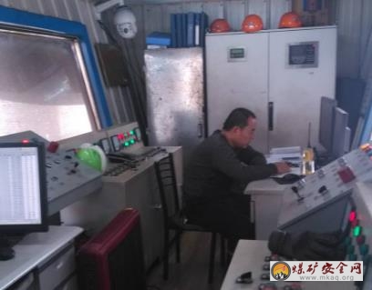 小峪煤業(yè)運(yùn)銷站裝車隊(duì)員工堅(jiān)守崗位保外運(yùn)