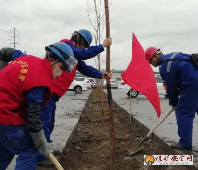 天業(yè)集團電石產(chǎn)業(yè)天能電石開展秋季綠化志愿服務(wù)活動