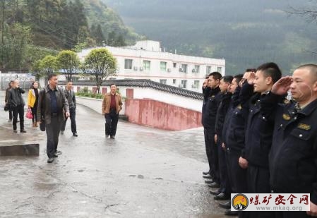 芙蓉救消大隊(duì)班子一行到駐礦三中隊(duì)掛牌