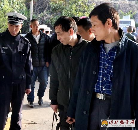 陜煤澄合董礦分公司與當(dāng)?shù)亟痪?duì)聯(lián)合開(kāi)展交通安全警示教育活動(dòng)