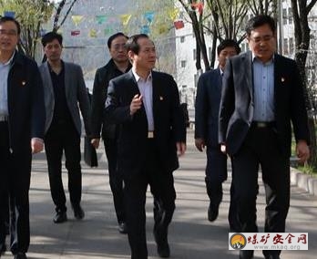 銅川礦業(yè)公司黨委書記、執(zhí)行董事王蓬深入下石節(jié)礦調(diào)研指導(dǎo)工作