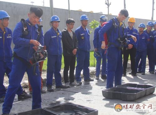 新時代 賽工匠精神  新征程 展電石風(fēng)采  天業(yè)電石產(chǎn)業(yè)舉辦便攜式空氣呼吸器佩戴技能大賽