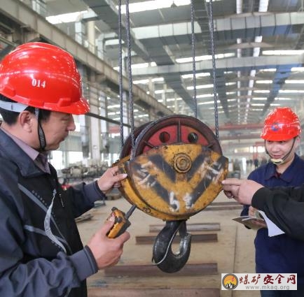 山東能源重裝集團(tuán)魯南裝備公司：高空吊裝需重視