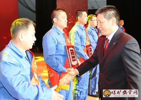“雙為”領(lǐng)航 再立新功：西山煤電召開2017年度勞模表彰暨文明創(chuàng)建工作頒獎(jiǎng)大會(huì)