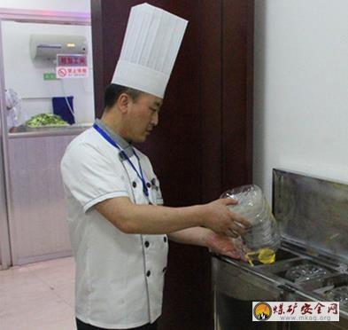 潞安集團李村煤礦：“點“”滴”降耗 巧制食用油控油器