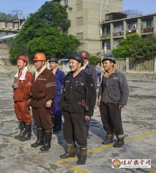 攀煤花山礦對“違章”人員進(jìn)行行為規(guī)范培訓(xùn)
