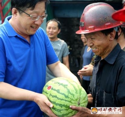 陜煤澄合董礦分公司“送清涼”慰問(wèn)高溫下的職工