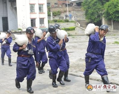 攀煤花山礦對(duì)新職工進(jìn)行體能檢測(cè)