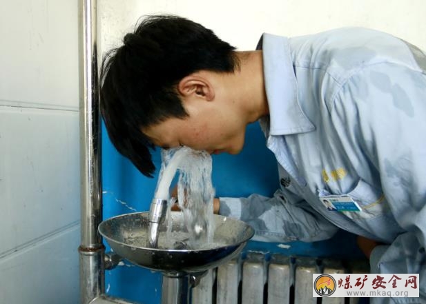 天業(yè)電石產(chǎn)業(yè)為一線配置洗眼器守護(hù)員工人身安全