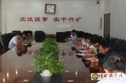 陜西省煤監(jiān)局副處長王山海一行深入下石節(jié)礦檢查指導(dǎo)工作
