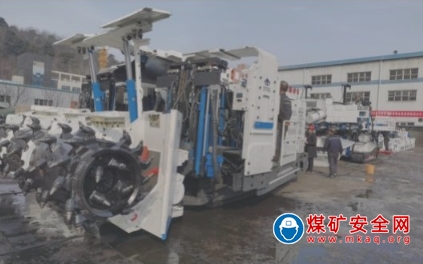 蒲白建莊礦業(yè)公司：快速掘進設(shè)備完成地面聯(lián)調(diào)