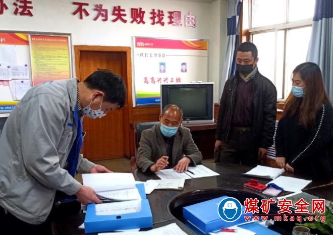 鶴煤三礦掀起學(xué)習(xí)員工獎懲規(guī)定熱潮