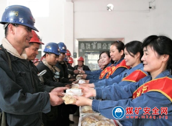 淮北雙龍礦業(yè)公司開展“溫情礦工節(jié)·攜手保安全”協(xié)安活動