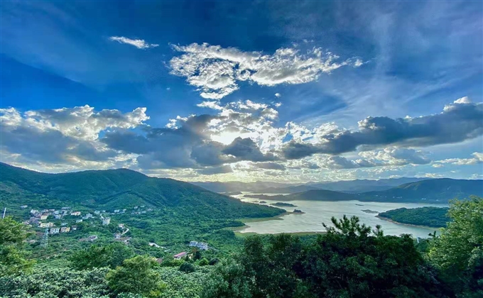 天如碧海，云似輕舟