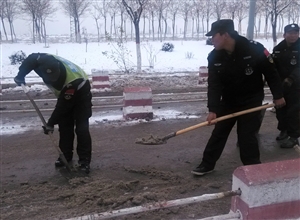 神華寧煤集團(tuán)煤化工公司公管處治安保衛(wèi)隊(duì)清積雪 保暢通