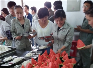 神華寧煤集團(tuán)煤化工分公司公管處送清涼 助檢修