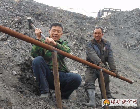 加油干， 為了天更藍(lán)  —— 牛兒莊采礦公司在矸石山安裝霧化噴水系統(tǒng)預(yù)防揚(yáng)塵工作側(cè)記