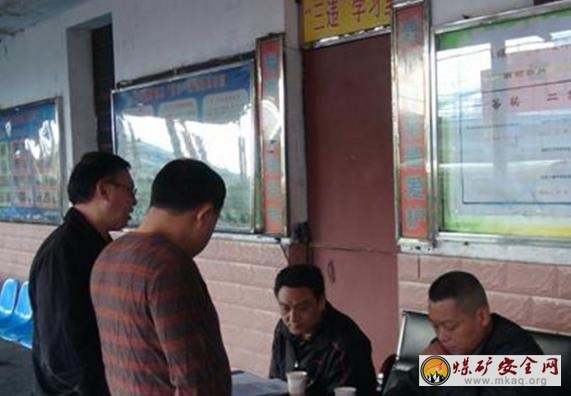 攀煤花山礦開(kāi)設(shè)“三違”學(xué)習(xí)班 違章職工重回課堂