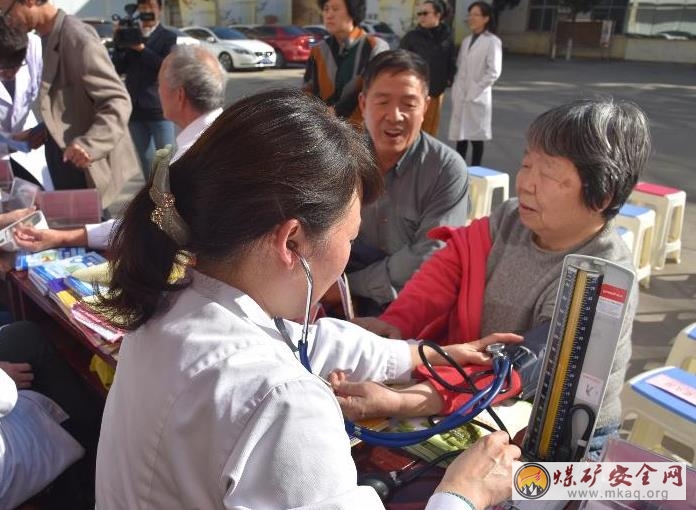 晉煤集團(tuán)離退中心舉辦健康宣教  “關(guān)愛糖尿病患者”大型義診活動