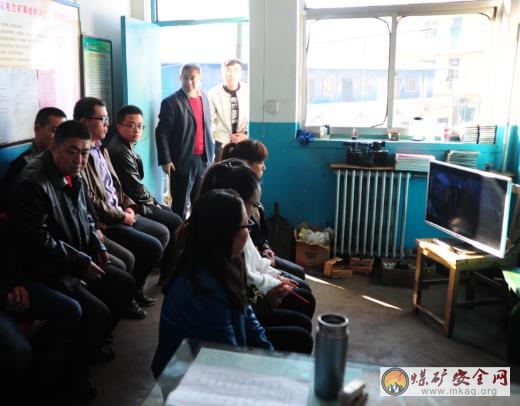 中興煤業(yè)基層隊(duì)組組織職工及家屬觀看警示教育片 《血與淚的呼喚》并召開座談會