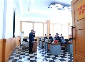 興隆莊礦青工技能培訓(xùn)室里吃“小灶”