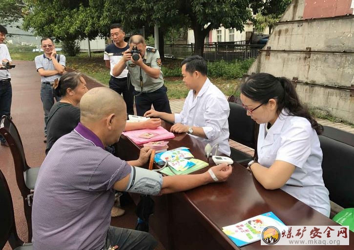 攀煤公司總醫(yī)院開展安全生產(chǎn)月咨詢?nèi)栈顒?dòng)