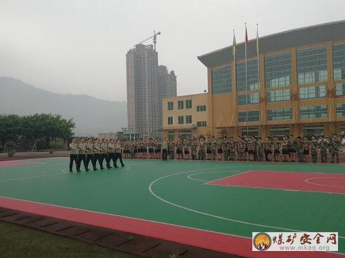 川煤集團(tuán)芙蓉救消大隊比武競賽小隊為新隊員展示軍事化隊列操練