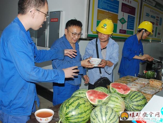 蒲洲發(fā)電(熱電)公司食堂為生產(chǎn)一線送清涼
