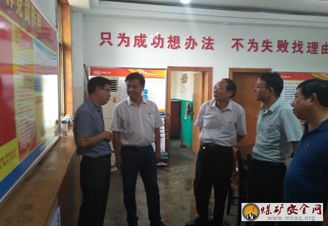 煤公司黨委副書記郭亮到三礦查看黨員活動(dòng)“陣地”