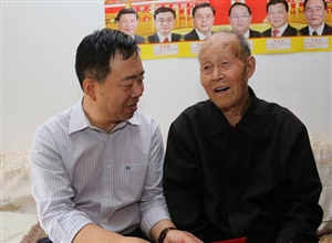 王玉寶節(jié)前探望傅昌旺 慰問大病職工