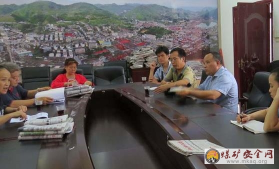 廣西高峰礦業(yè)公司工會到坑口指導“建家”工作
