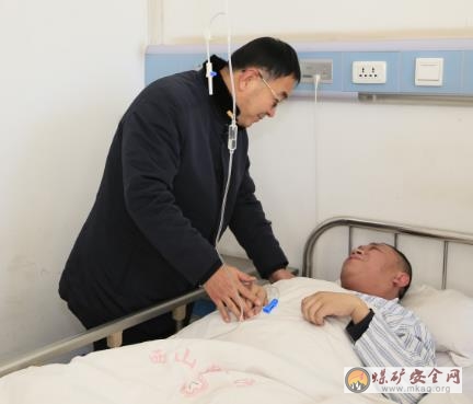 晁春文勇斗歹徒因公受傷，徐俊明代表黨政殷切看望