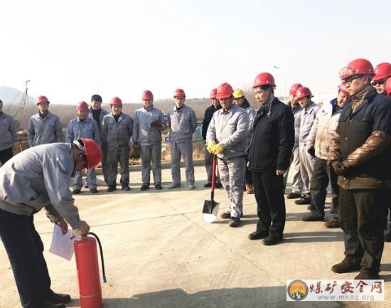 山能重裝魯中裝備公司舉行  消防滅火實(shí)戰(zhàn)演習(xí)