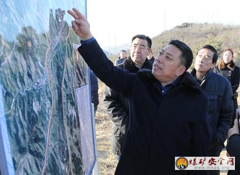龐崇婭來(lái)西山煤電為煤礦文藝志收集資料