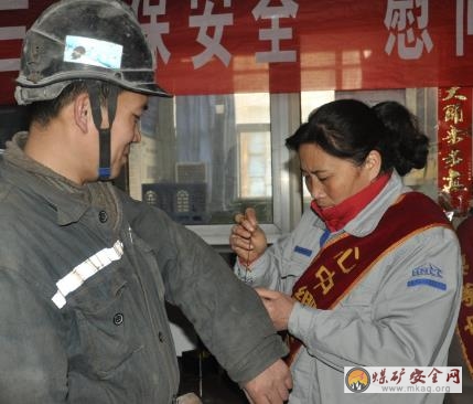 河南能源集團(tuán)鶴煤公司協(xié)管員、三礦女工鄧寶英  不管多臟的活兒，說(shuō)干就干