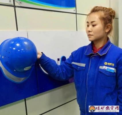 天業(yè)集團(tuán)電石產(chǎn)業(yè)天能電石安全帽定置擺放促班組標(biāo)準(zhǔn)化建設(shè)