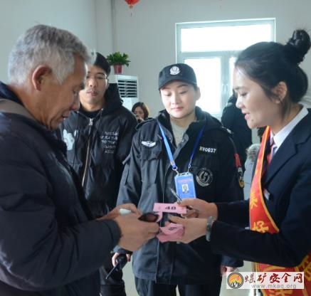 西山煤電玉門河保障性住房G區(qū)3897戶業(yè)主開始領(lǐng)鑰匙