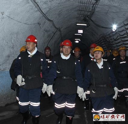 太原市監(jiān)察分局和應(yīng)急管理局對西曲礦進行安全體檢