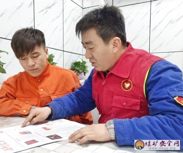 傳揚(yáng)好聲音 宣講進(jìn)班組  天業(yè)集團(tuán)天能電石開展“黨團(tuán)固定活動(dòng)日”學(xué)雷鋒宣講法制知識(shí)志愿服務(wù)活動(dòng)