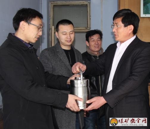 山東能源新礦集團(tuán)翟鎮(zhèn)煤礦工會為一線值班人員贈(zèng)送 “暖心”飯盒