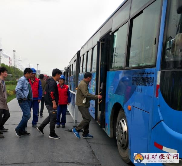 通勤車(chē)前互敬互讓 用行動(dòng)答好文明“考題”  天業(yè)集團(tuán)電石產(chǎn)業(yè)開(kāi)展互敬互讓文明乘車(chē)活動(dòng)