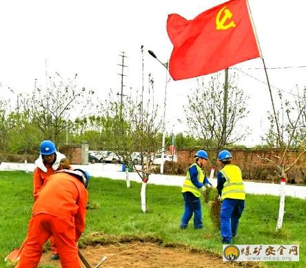 天業(yè)集團(tuán)天偉電石黨員班組開(kāi)展“春顏”換“花語(yǔ)”活動(dòng)