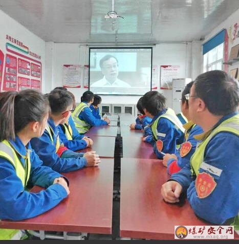 弘揚(yáng)廉政文化 黨員干部“照鏡子”  天業(yè)集團(tuán)天能電石組織觀看黨風(fēng)廉政教育片