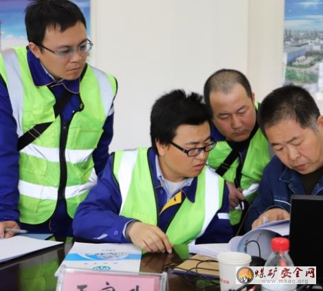 全國(guó)?；分攸c(diǎn)縣指導(dǎo)服務(wù)專家組到天業(yè)集團(tuán)天辰化工廠指導(dǎo)服務(wù)