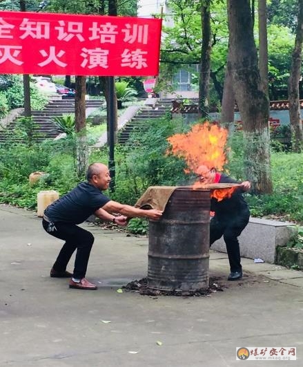 四川達(dá)竹煤電公司金剛煤礦開展消防安全知識培訓(xùn)暨滅火演練活動