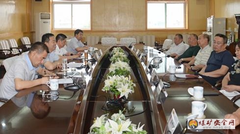 西山煤電召開到齡離崗干部座談會