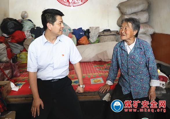 山西焦煤總經(jīng)理黃巍到晉興公司扶貧聯(lián)系點進行“不忘初心、牢記使命”主題教育專題調(diào)研