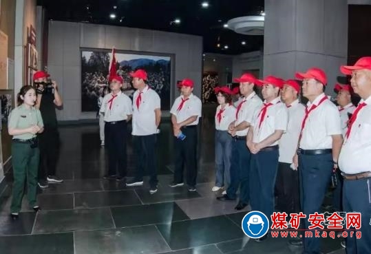 小峪煤業(yè)公司：一線黨旗紅 斷層建新功-記小峪煤業(yè)公司綜采二隊過8128工作面頂板下沉區(qū)小記