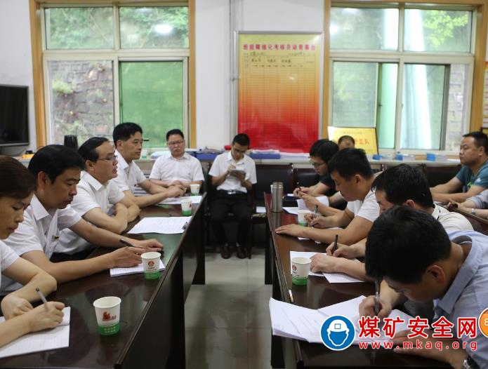 下石節(jié)煤礦領(lǐng)導(dǎo)深入一線區(qū)隊(duì)調(diào)研面對(duì)面查實(shí)情零距離解難題