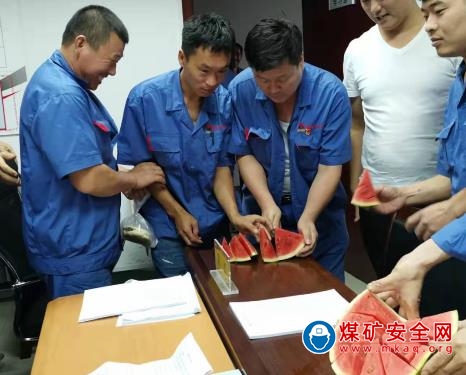 張家峁礦業(yè)掘進(jìn)五隊(duì)?wèi)?yīng)戰(zhàn)高溫有涼策